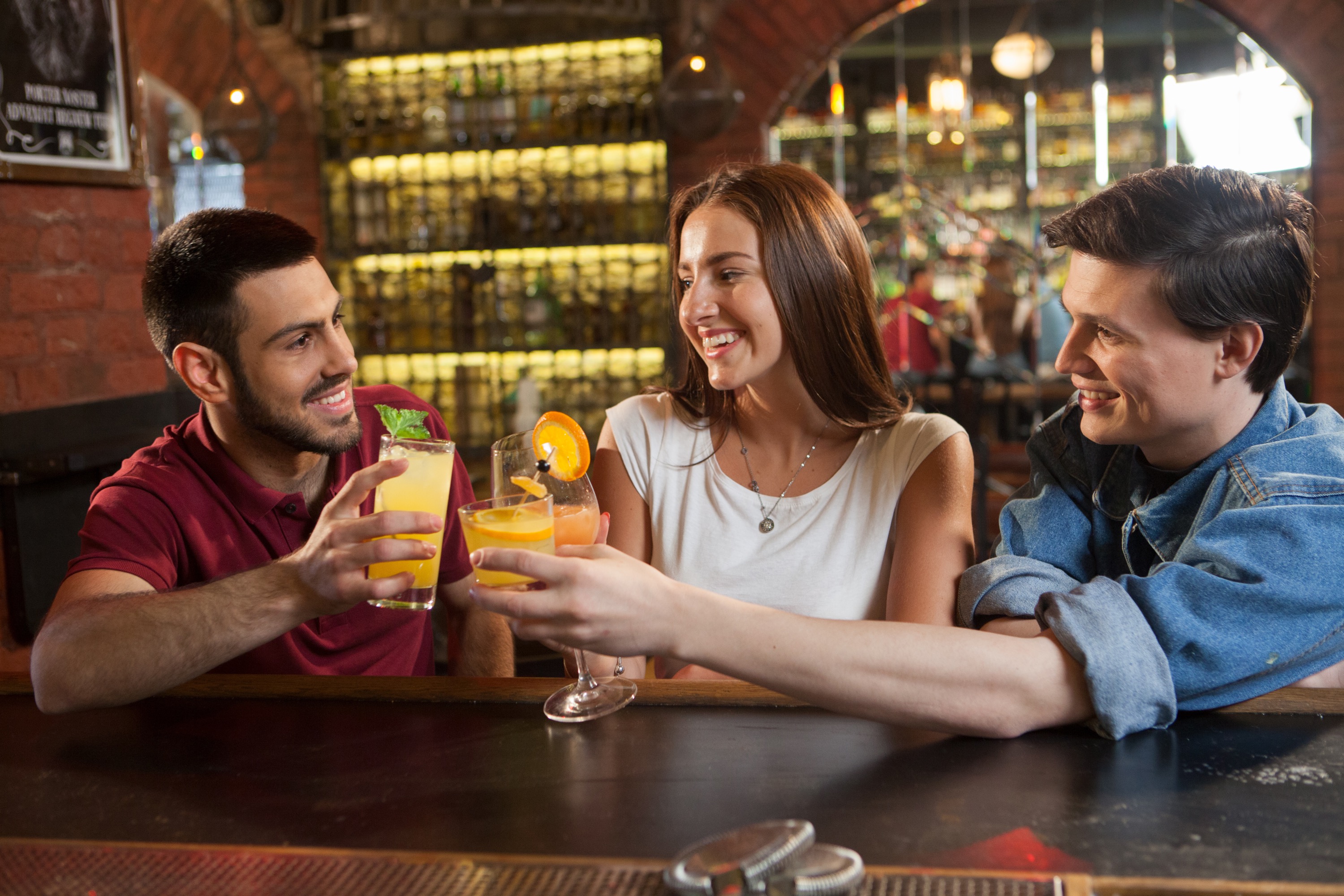 １．一人客が多い居酒屋やバーで友達を作る